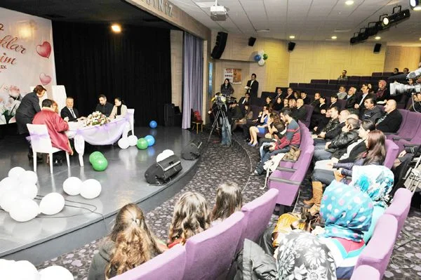 Yüzyılın nikahlarını Hanefi Dilmaç kıydı 2 12 12 20 KakABORawb