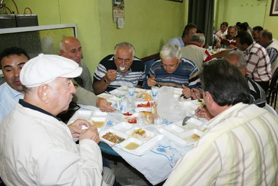 Cavit Gül yemeği kendisi dağıttı 2