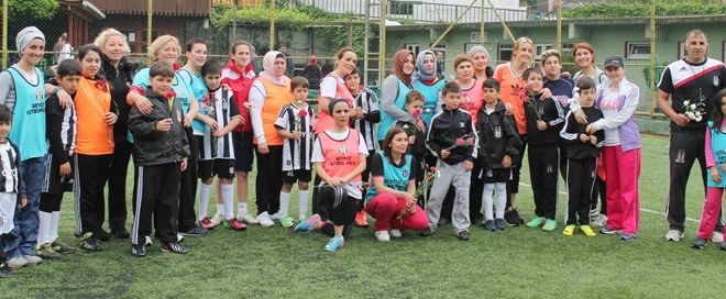 BJK Futbol Okulu'nda annelerin maçı vardı 1 SpDTC2TzGA