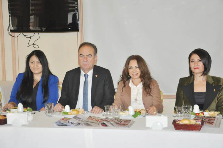 Tonya, Beykoz yerel basınıyla buluştu 3 aday adayi tonya basinla bulustu 4 JSC90hE ln