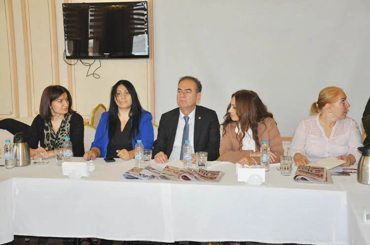 Tonya, Beykoz yerel basınıyla buluştu 4 aday adayi tonya basinla bulustu 6 MhLZ 5upaq