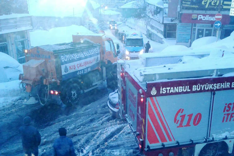 Beykoz'da yağış nedeniyle ağaç devrildi 1 agac dev beyko bJb Sk4vHi