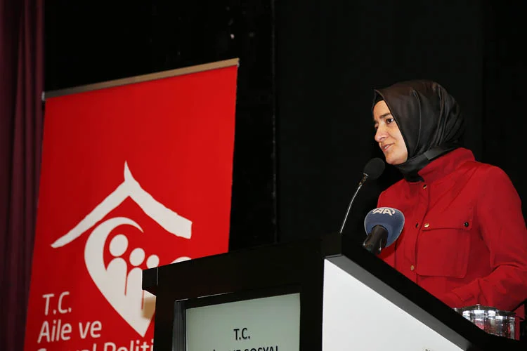Bakan Kaya, Beykoz'da annelerle buluştu 3 ailebakanikayaannelerlebulustu 14 rK8ZYtVUgf
