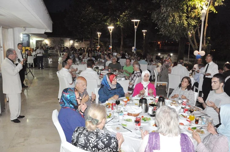 AK Parti Beykoz vefa iftarında sinirler gerildi 3