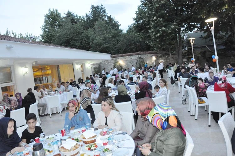AK Parti Beykoz vefa iftarında sinirler gerildi 1 ak ifta VPyNB45j7l