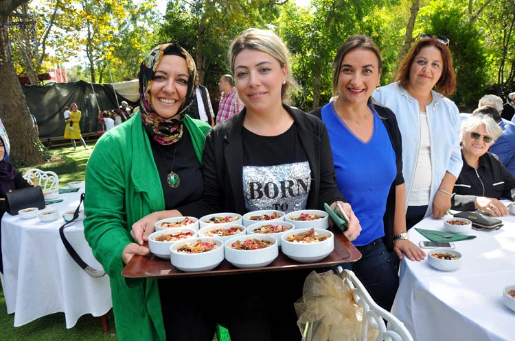 Beykoz'da AK Kadınlar aşure dağıttı 1 akkadinlarasure 3 serQVq9ONo