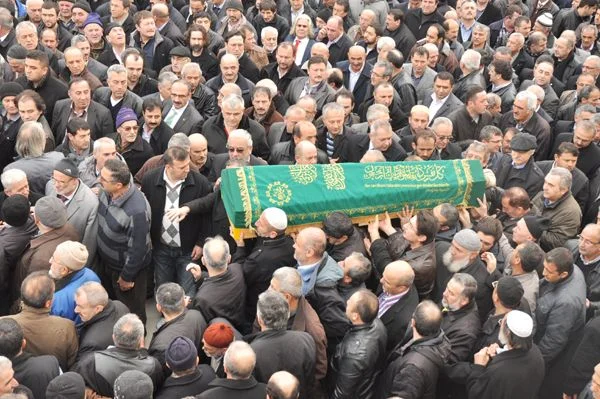 Alarçin ailesinin sevenleri camiye sığmadı 1