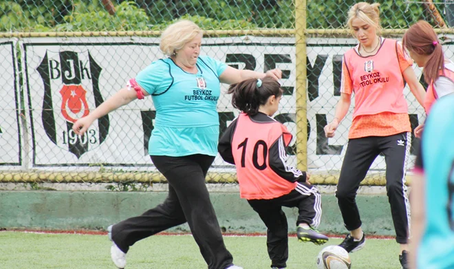 BJK Futbol Okulu'nda annelerin maçı vardı 2 anne ma OreU0PbBma