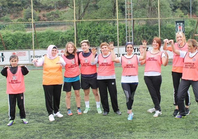 BJK Futbol Okulu'nda annelerin maçı vardı 3 anne ma ahg4vQzN4s