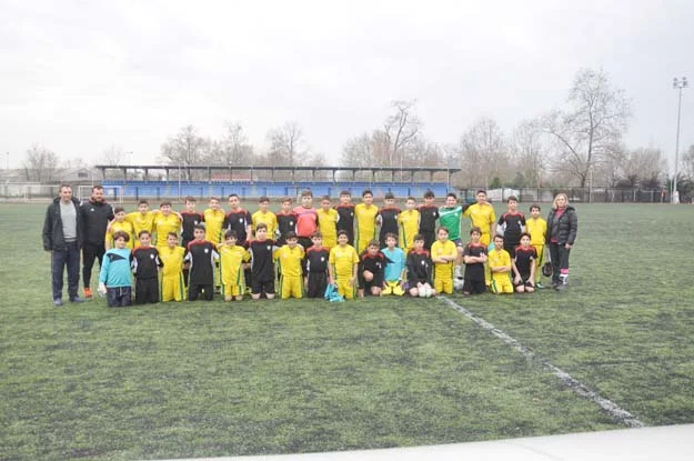 Atatürk Ortaokulu tek golle 1 ataturk oo galip 1 9LczbcXeNh