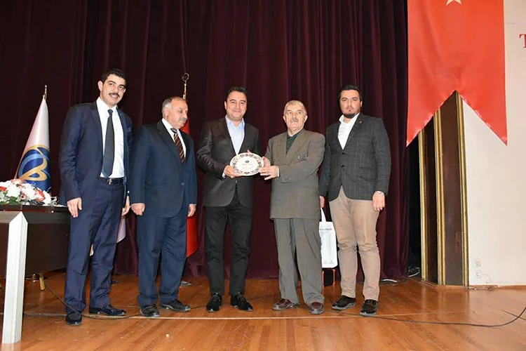 Eski Bakan Babacan gençlerle bir araya geldi 3 babacan 2 7