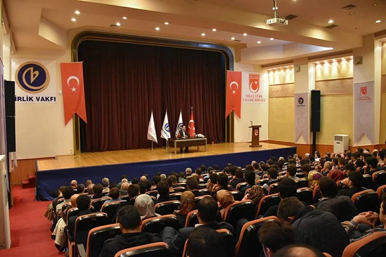 Eski Bakan Babacan gençlerle bir araya geldi 2 babacan 3 dHJWJQ9jEY