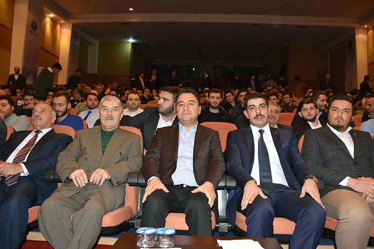 Eski Bakan Babacan gençlerle bir araya geldi 1 babacan 4 NPv0OJ7PjZ