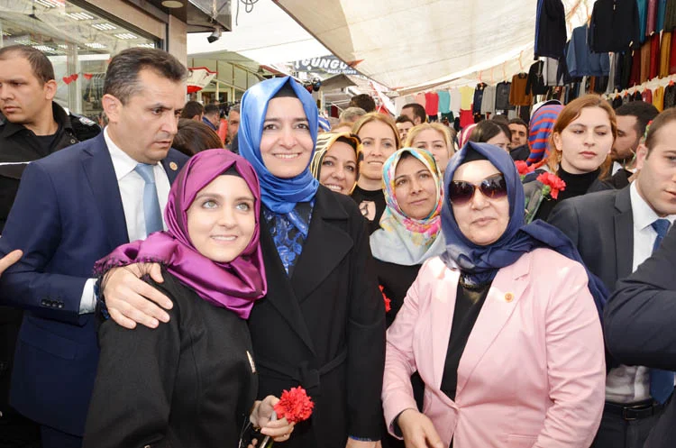 Aile Bakanı Sayan Kaya, Beykozlulara seslendi 8 bakan kaya beykoz da konustu 22 ssQREo6mu3