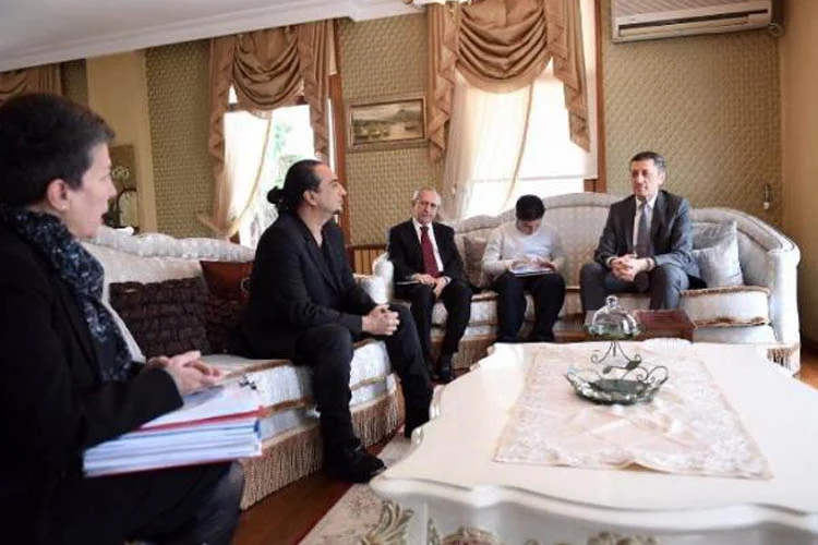 Bakan Selçuk, Beykoz'da otizmli Ozan ile buluştu 2 bakan selcuk otizmli ozan ile beykoz da bulust Yp8KQj2kOl