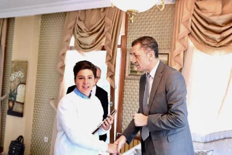 Bakan Selçuk, Beykoz'da otizmli Ozan ile buluştu 1 bakan selcuk otizmli ozan ile beykoz da bulust q6duLRQTdX