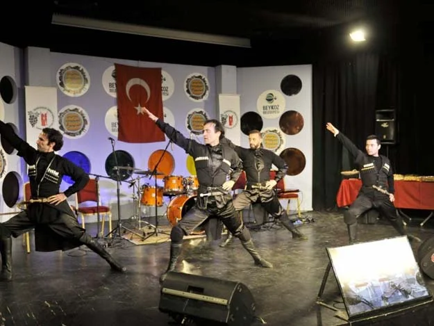 Yöre gecelerinde Gürcüler tam not aldı 1 batum gece yoreler201 cHsDBaS4mG