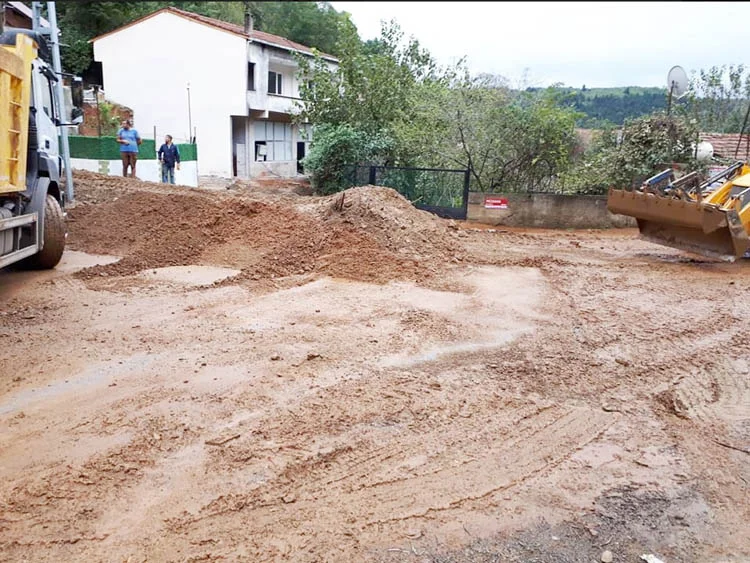 Beykoz'da felaketin izleri silinmeye başladı 1 beykoz da selin izleri silinmeye baslad tT1vD T Kt
