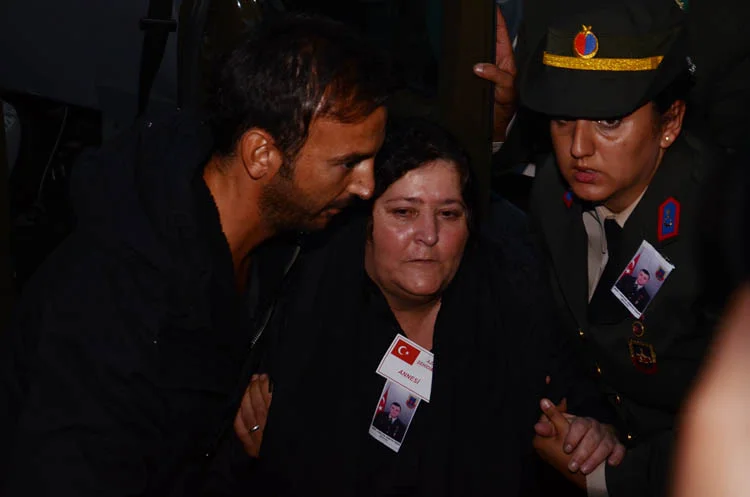 Beykoz şehidini toprağa verdi 2 beykoz sehidini topraga verdi 18 XVEhzC7MrI