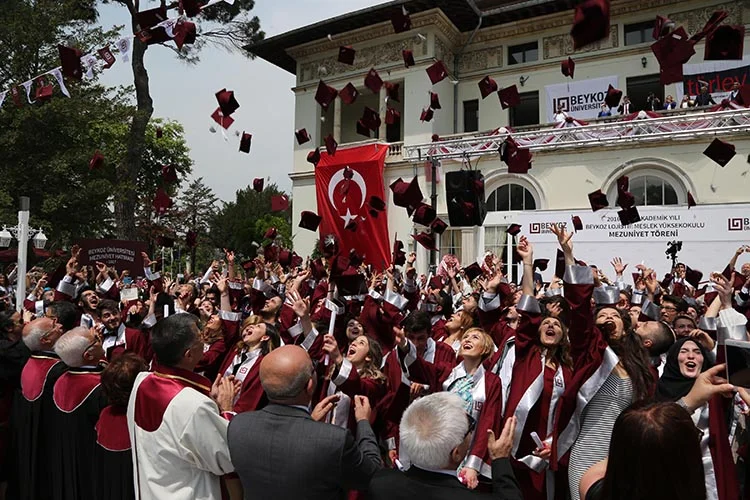Dörtyüzelli öğrenci Beykoz’a veda etti 5 beykoz universitesi mezun 2017 1 Z2BZvjr8s9