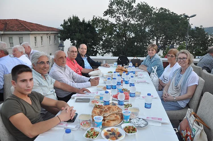 Beykoz Vakfı Ramazan’ı boş geçmedi 3 beykoz vakif iftar 11 ONlldB965R