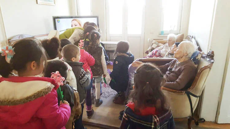 Beykozlu minikler, huzurevini ziyaret etti 2 beykozlu minik huzu Jpo6PFTtod