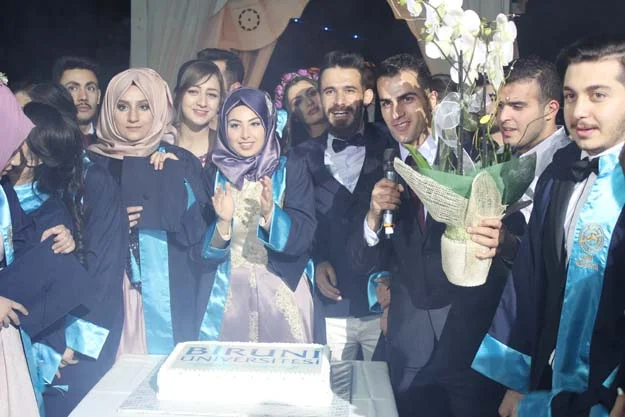 Mezuniyet coşkusunda da adres: Beykoz 4 biruni m db 4 qjv IkDUUh