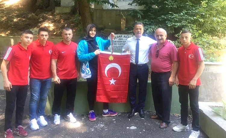 Ayağının tozuyla Beykoz’daki babasının mezarına koştu 1 boksor 4 KldtM69F p