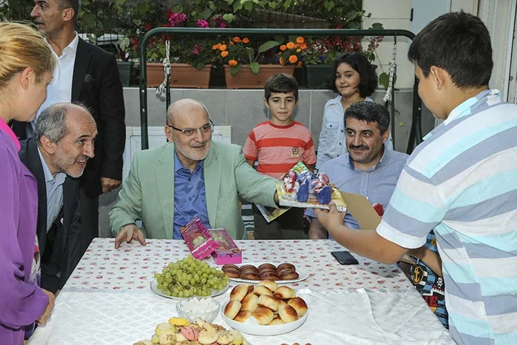 Çayınız varsa, Yücel Başkan her an gelebilir 2 c 1I9c7zHmzv