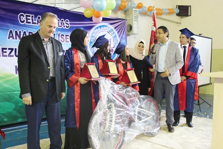 Beykoz Celal Aras Anadolu Lisesi’nde mezuniyet coşkusu 2 celal aras mezun 2016 8 GPXrq29H8P