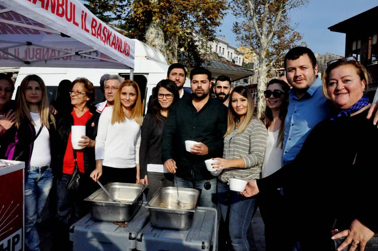 CHP'li gençler Beykoz'da Aşure dağıttı 1 chp genc asur OE27hFMA3