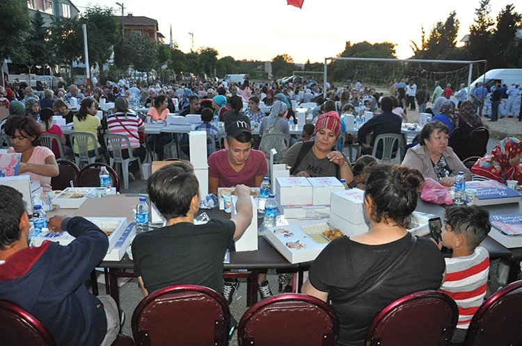 CHP Beykoz’un iftar sofrasına 2 bin kişi oturdu 2