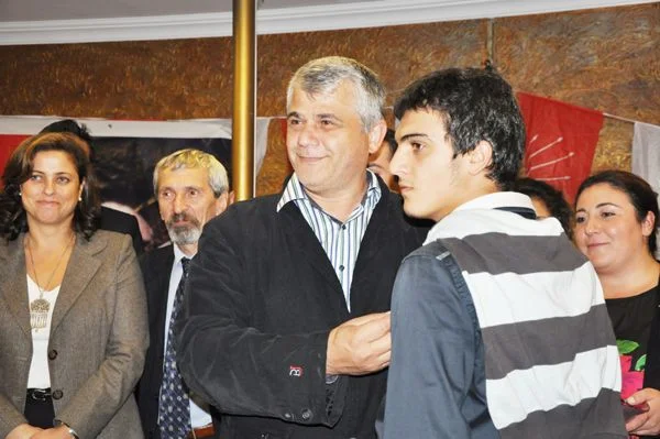 Beykoz’da 150 kişi CHP rozeti taktı… 1 chp roz oriYMUGNN