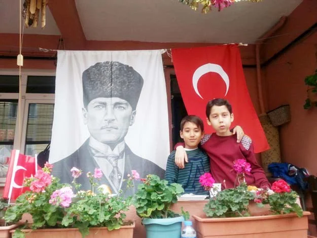 Çocuk özlemlerini 23 Nisan dindiriyor 3 cocuk 3 KlJViw5ykQ