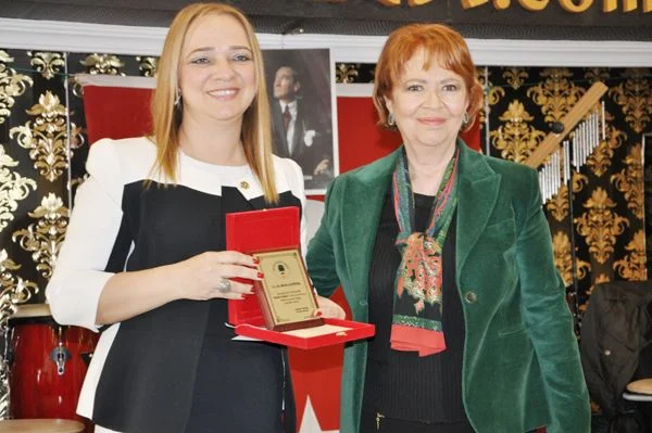 'Kadınsız Siyaset Demokrasi Ayıbıdır' 2 cubuklu 8 ma 2KBPduPfH