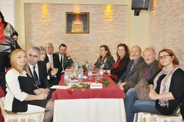 'Kadınsız Siyaset Demokrasi Ayıbıdır' 1 cubuklu 8 ma CXaxX030 A