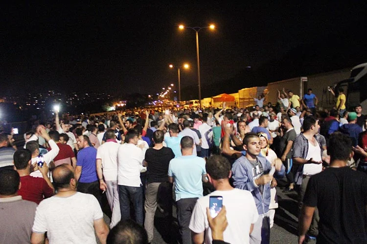 FSM'yi kapatan askerler hesap veriyor 1 darbe da UfMbuSFK5t