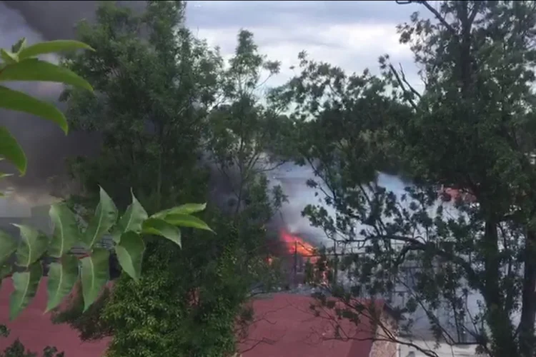 Beykoz Deri Kundura'da film stüdyosu yanıyor 2