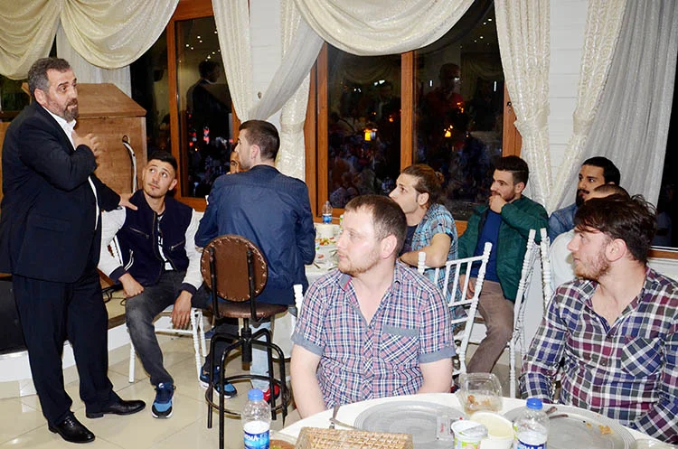 Hanefi Dilmaç, Beykoz gençliğine teslim oldu 4 dilmac genc iftar 78 4WjyuMKi I