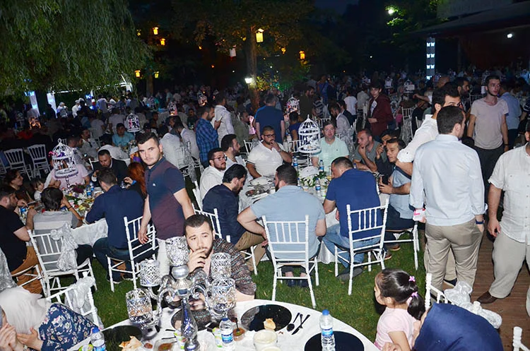 Hanefi Dilmaç, Beykoz gençliğine teslim oldu 1 dilmac genc iftar MyALGvp1 o