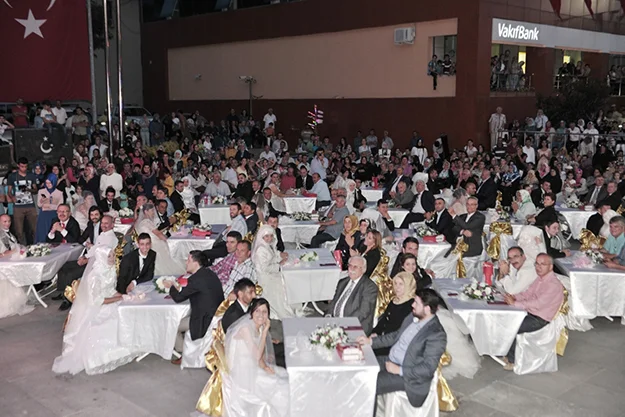 Beykoz'da 34 çift aynı anda dünyaevine girdi 4 dugun secili Iatsz4TVnf