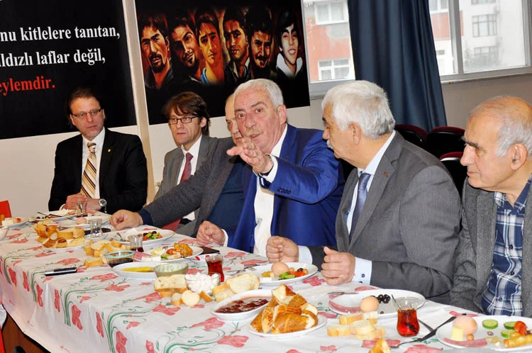 CHP İlçe Başkanı Düzgün'e ziyaretçi akını 1 duzgunehayirliolsu k4seveI9Nu