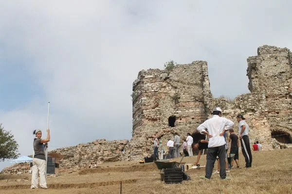 Yoros Kalesi’nde 80 tarihi eser bulundu 1 e yoros es dTf3LfNIlg