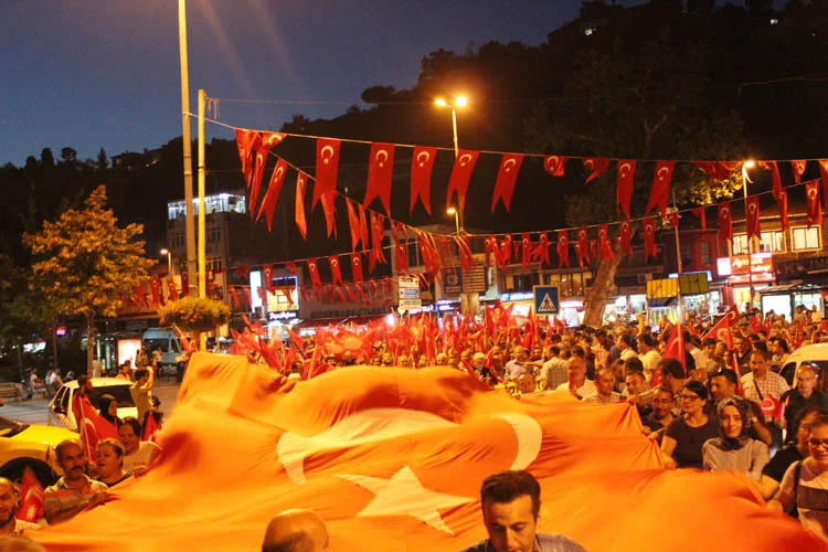 Beykoz'da eğitimciler FETÖ'ya lanet okudu 4 egitim camiasi darbe 3 555wcOi0UU