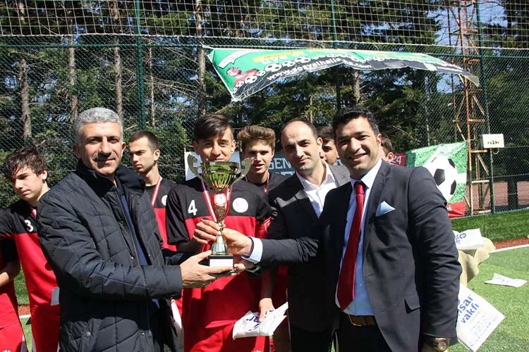 Ensar Vakfı Beykoz şubesi kupaları verdi 2 ensar beyk ZKsuHUtk k