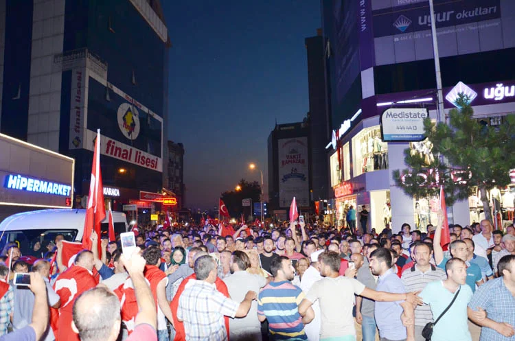Beykoz'da Demokrasi Nöbeti sürüyor 2 feto pdy ikinci gun 13 GEZHPOOy S