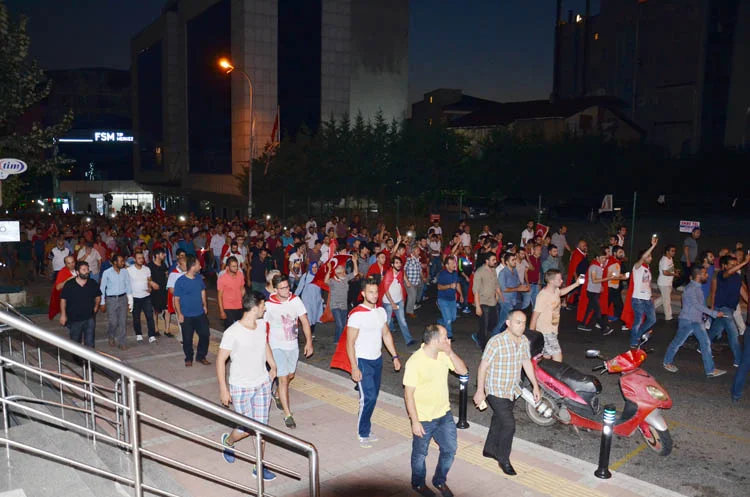 Beykoz'da Demokrasi Nöbeti sürüyor 5 feto pdy ikinci gun 14 OFP8cyAvLI