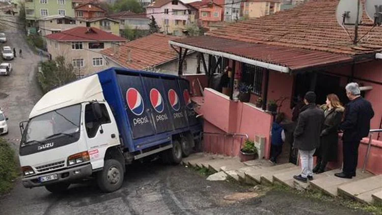 Beykoz'da freni tutmayan pepsi kamyonu binaya çarptı 2 fren kamyon2 au8A9J8e 2