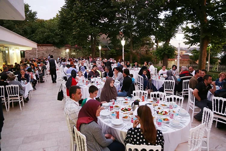 Gönül Sofrası şehit yakınları ve gazileri ağırladı 4 gazi iftar beyk 29iq47RCVz