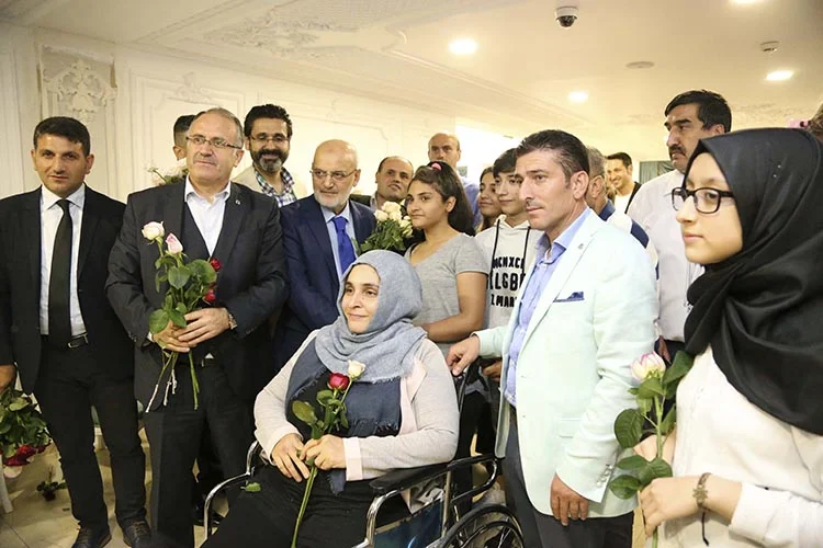 "Kırmızı fularlı kız değil, kırmızı yularlı kız" 4 gazi yemek beyk lSU9TW91aA